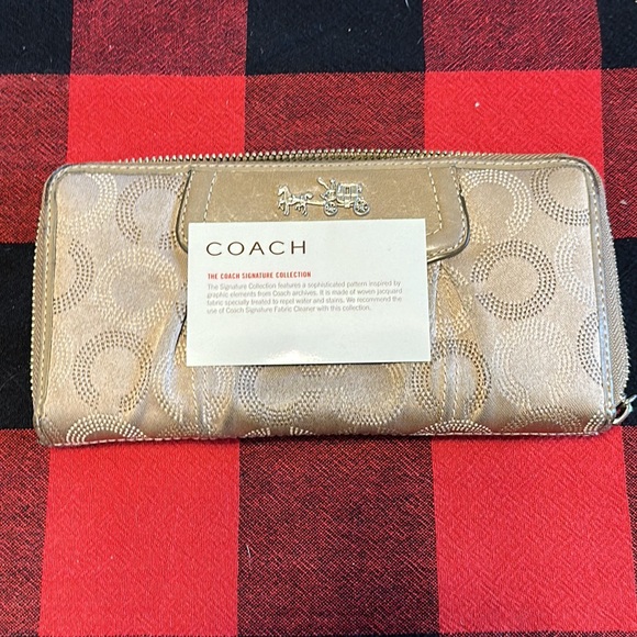 Authentic Coach Zipper Wallet - Picture 3 of 17